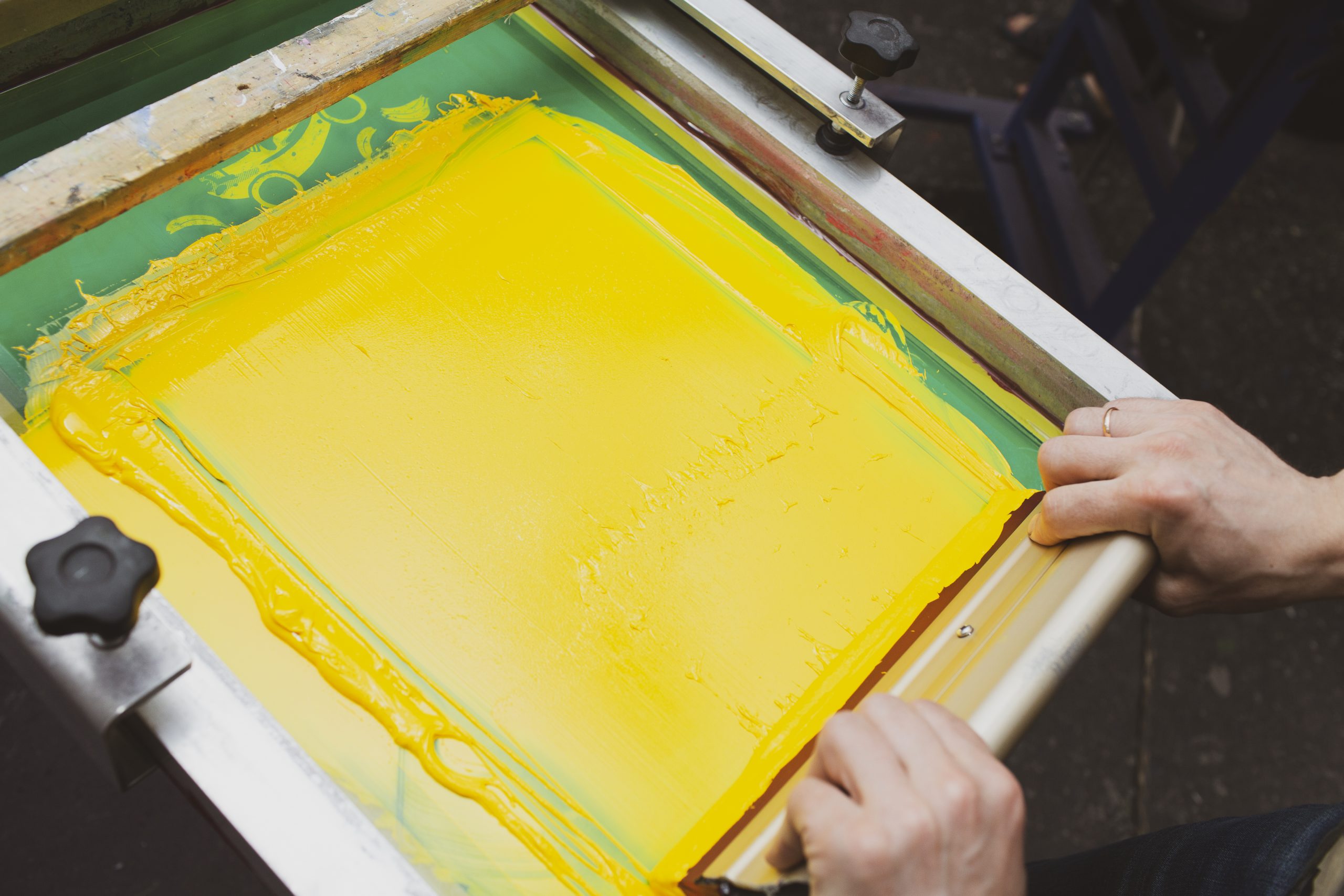 Encre jaune étalée sur un écran de sérigraphie